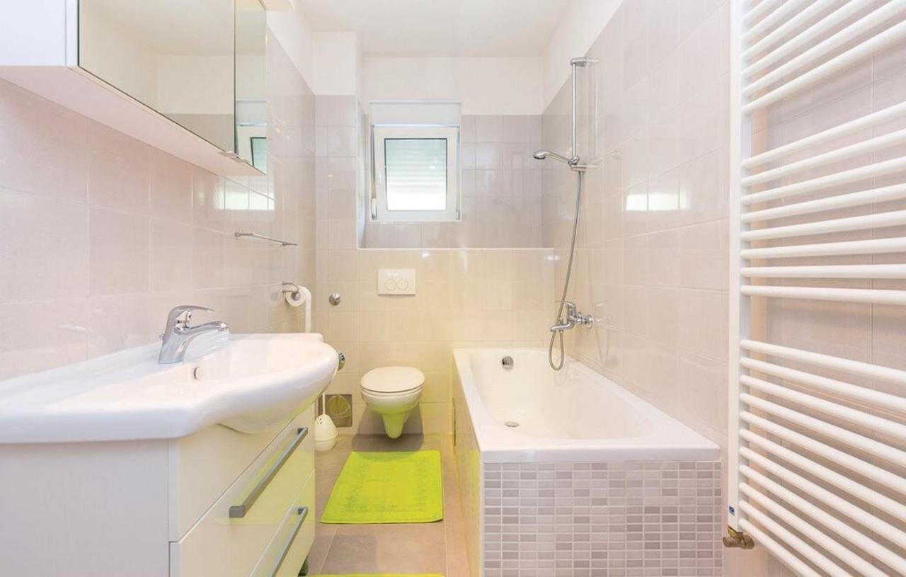 Big White Apartment Novi Vinodolski Exterior photo